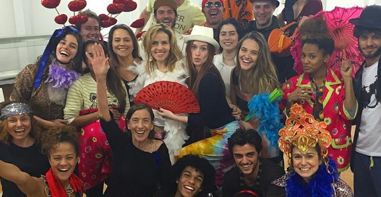 Marina Ruy Barbosa mostra diversão com elenco de nova novela