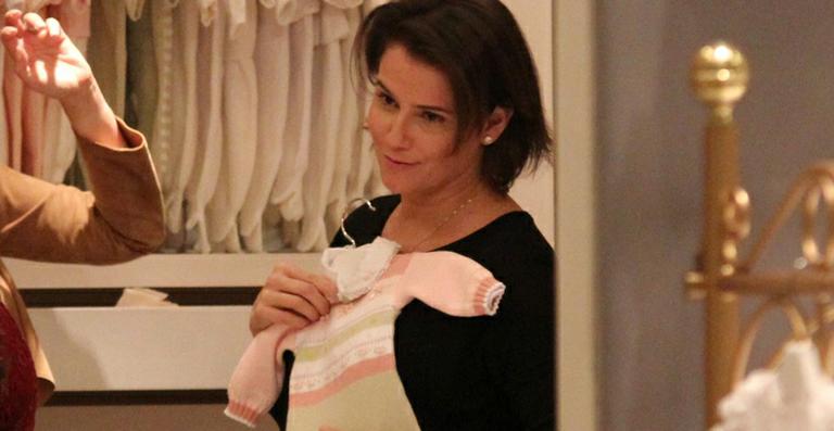 Deborah Secco compra enxoval da filha, Maria Flor, no Rio