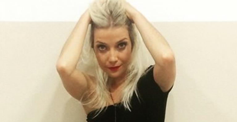 Acompanhada, Luiza Possi mostra intimidade em foto tirada na cama