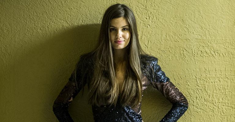 Camila Queiroz, de ‘Verdades Secretas’, ganha homenagem do namorado na praia
