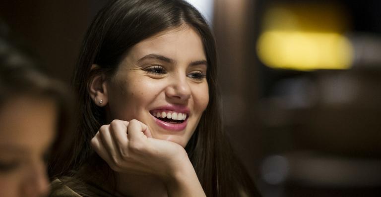Camila Queiroz faz aniversário e mostra foto da infância