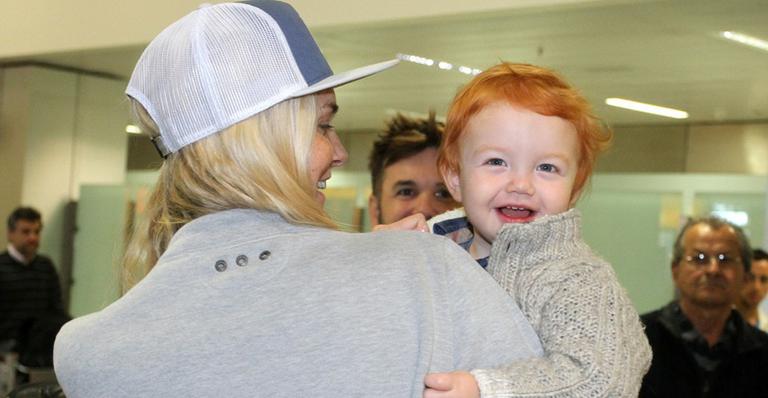 Filho da top Carol Trentini dá show de fofura em aeroporto