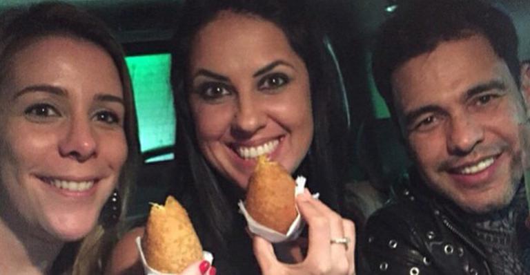 Zezé di Camargo celebra comendo coxinha com a namorada: ‘Ela só pensa em comer’