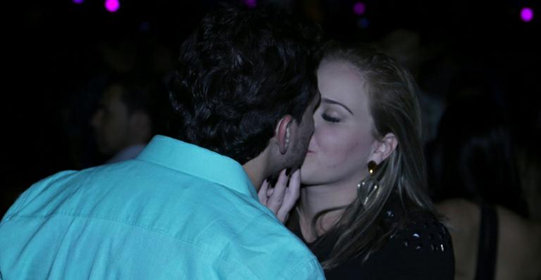Ex-BBB Paulinha Leite beija muito em show
