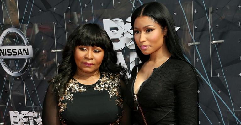 Nicki Minaj leva a mãe em premiação e semelhança entre elas impressiona