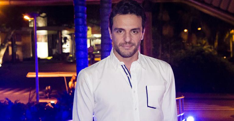 Rodrigo Lombardi apresenta o novo bicho de estimação da família