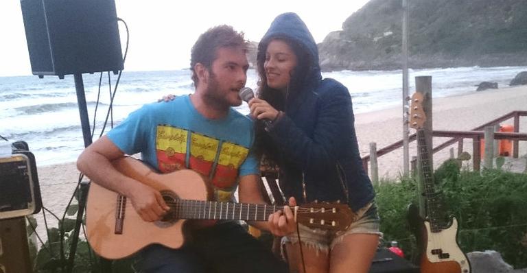 Atriz Ana Terra solta a voz em show intimista ao lado do irmão Pedro Sol