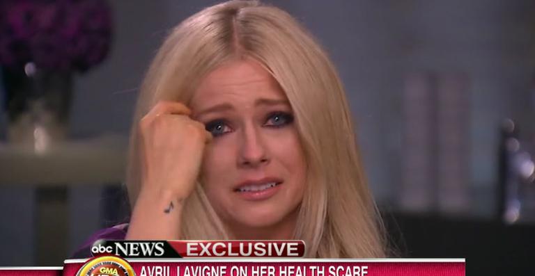 Avril Lavigne chora ao falar pela primeira vez sobre doença na televisão