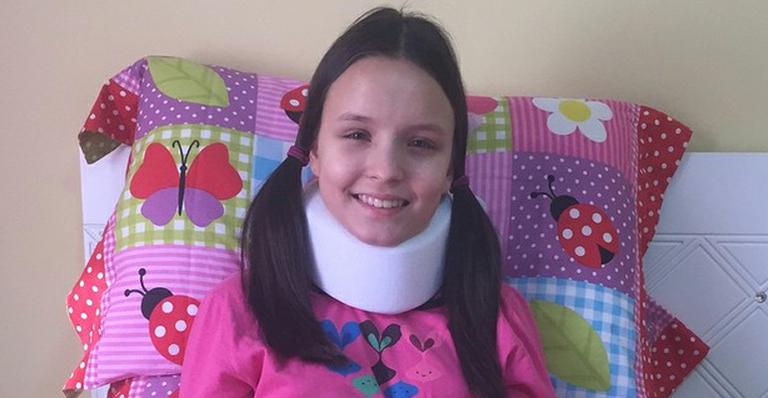 Após acidente, Larissa Manoela aparece com colar cervical: ‘Meu pescoço ainda dói’