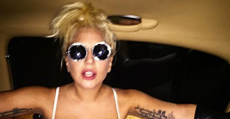 Lady Gaga posa descabelada e com a polêmica barriguinha de fora