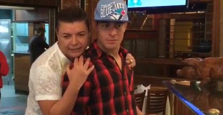 David Brazil dá cantada em Thiago Martins: ‘Me chama de Beatriz’