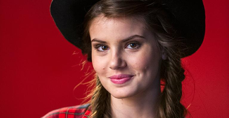Camila Queiroz revela o maior desafio após a fama: vencer a timidez