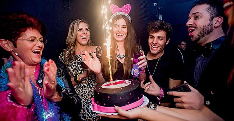 Camila Queiroz festeja 22 anos em noite de paixões