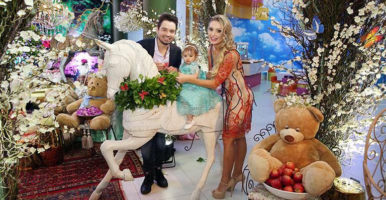 Fernando Zor e Mikelly Medeiros celebram o primeiro ano da filha, Alice
