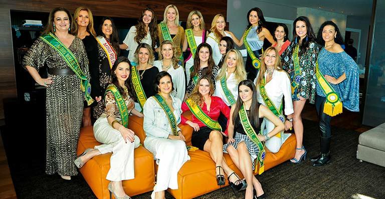 Animação em encontro de misses em São Paulo