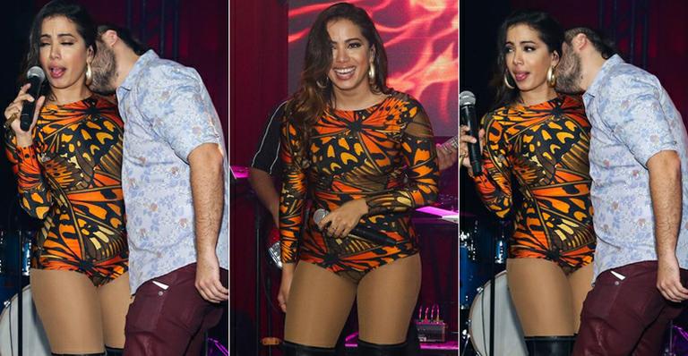 Anitta ganha beijo no pescoço em show em SP