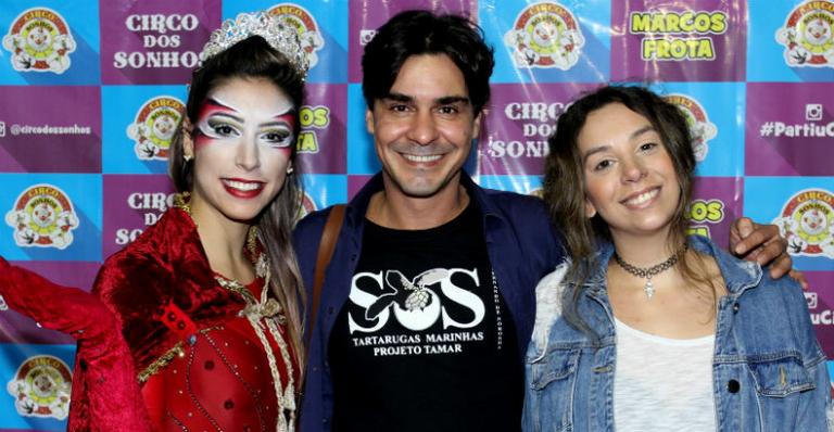 Com a namorada, André Gonçalves assiste a apresentação do Circo dos Sonhos