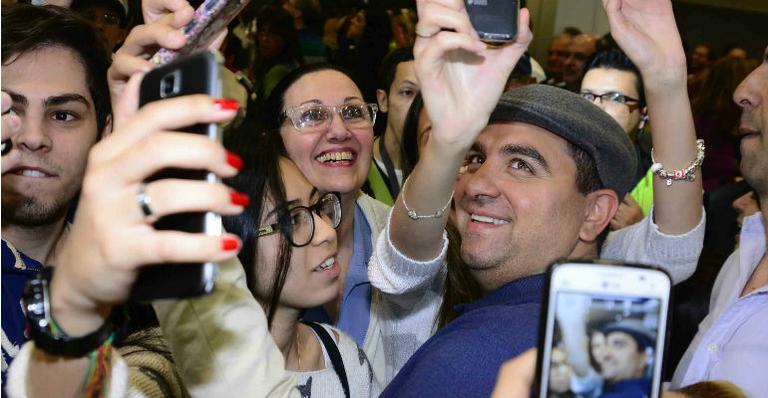 Conhecido como Cake Boss, Buddy Valastro desembarca no aeroporto em São Paulo