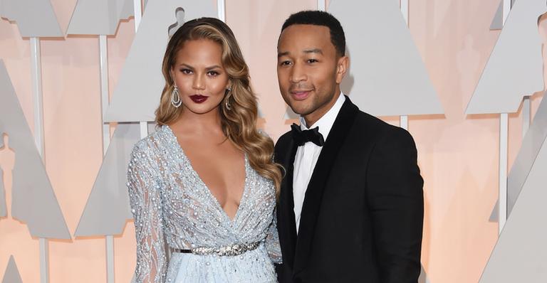 Mulher de John Legend publica foto do cantor totalmente nu