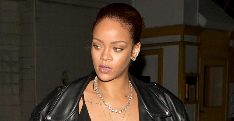 Rihanna se descuida e deixa piercing à mostra