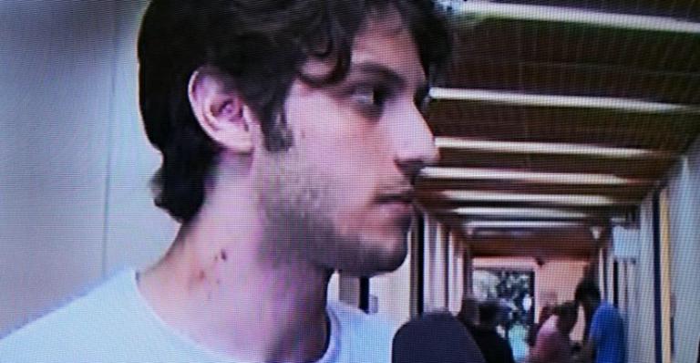 Chay Suede exibe chupão no pescoço durante participação no ‘Vídeo Show’