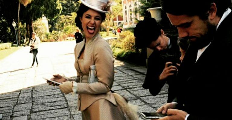 Paolla Oliveira brinca nos bastidores de ‘Além do Tempo’: ‘A internet em 1800’