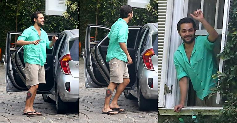 Eduardo Sterblitch aparece de bermuda e chinelo no local do seu casamento