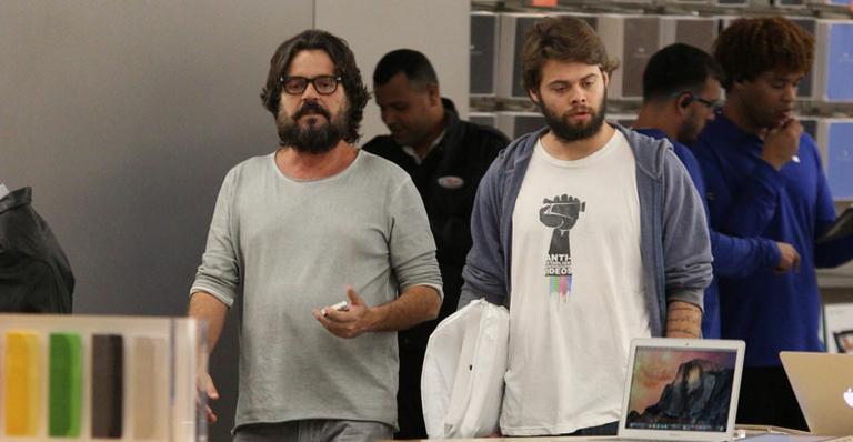 Gabriel Camargo, filho de Felipe Camargo e Vera Fischer, faz rara aparição ao lado do pai