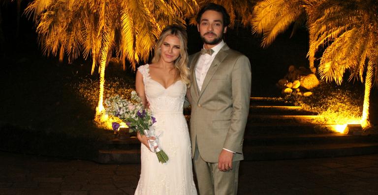 Louise D’Tuani e Eduardo Sterblitch se casam no Rio de Janeiro