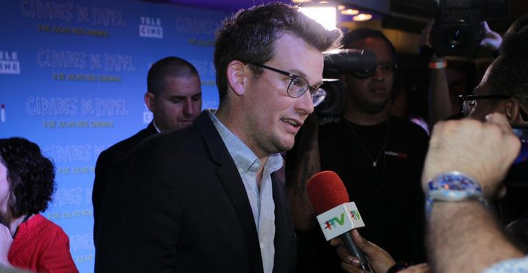 John Green participa de première do filme Cidades de Papel