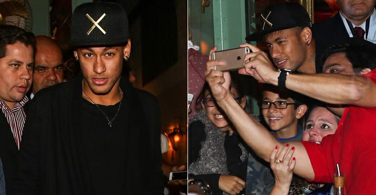 Neymar janta com amigos e faz a alegria de fãs em restaurante