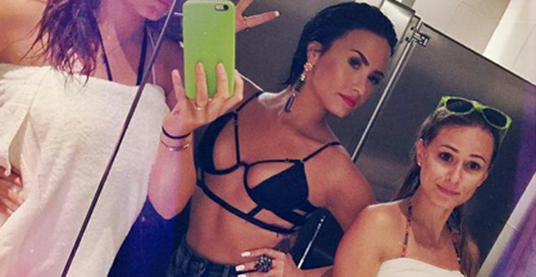 Com biquíni ousado, Demi Lovato pula na piscina com fãs para divulgar música. Assista!