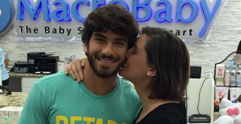 Deborah Secco posa com Hugo Moura em loja de bebê e avisa: “Enxoval pronto”