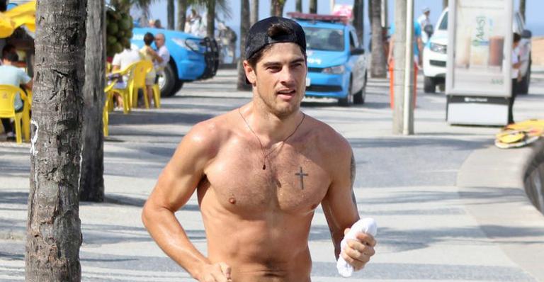Evandro Soldati, marido de Yasmin Brunet, exibe tanquinho ao correr no Rio