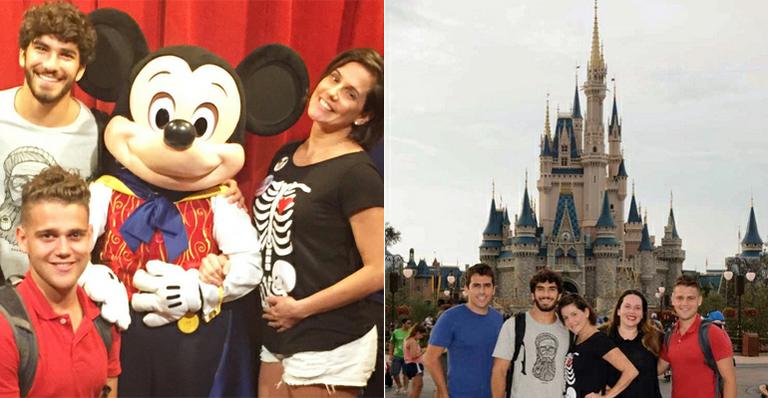 Grávida, Deborah Secco curte a Disney com o noivo, Hugo Moura
