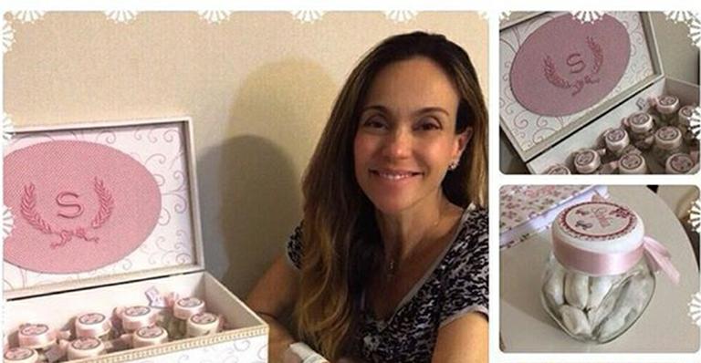 Mãe aos 42, Flávia Monteiro mostra as lembrancinhas de Sophia, sua primeira filha