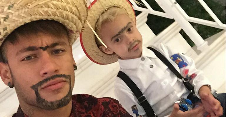 Neymar e Davi Lucca se transformam em caipiras para festa junina