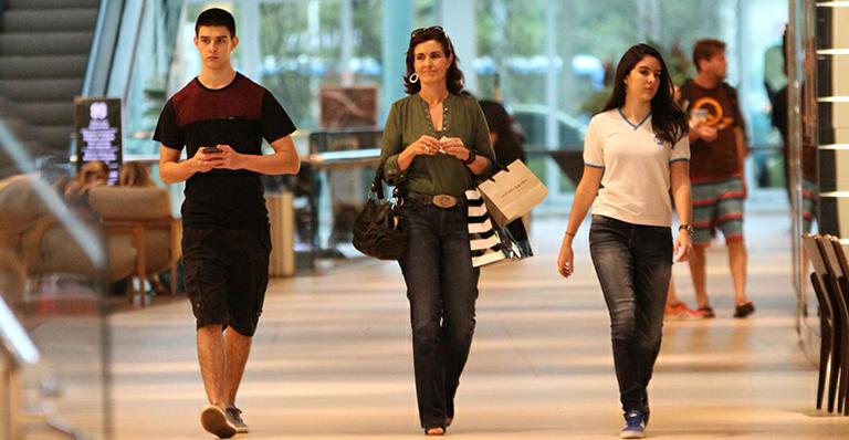 De folga, Fátima Bernardes passeia com os filhos em shopping no Rio de Janeiro