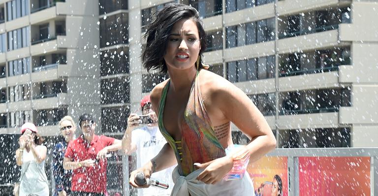 Ops! Demi Lovato cai durante show em pool party; veja o vídeo