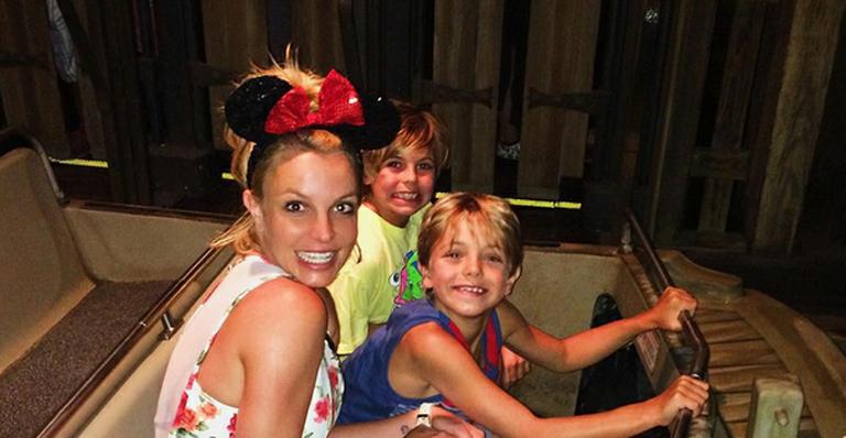 Britney Spears leva os filhos à Disney e usa orelhas da Minnie
