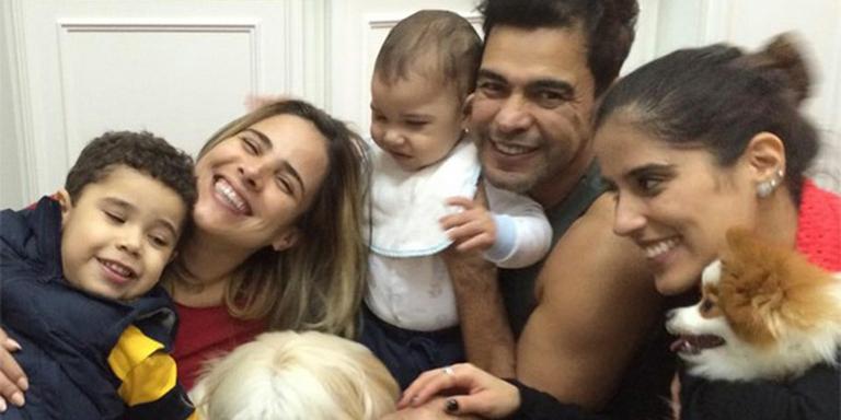 Zezé Di Camargo volta de viagem e é recebido pelas filhas, os netos e os pets: ‘Melhor visita’