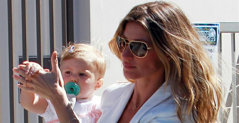 Ela cresceu! Filha de Gisele Bündchen corre fantasiada de fada pelo jardim