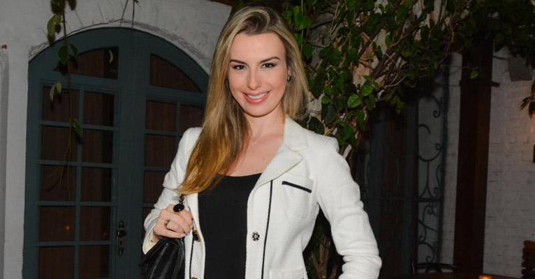 Fernanda Keulla exibe barriga sequinha durante treino pesado na academia