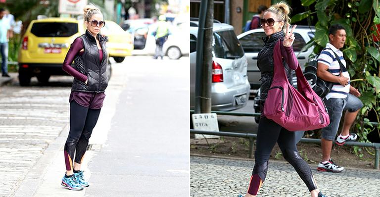 Danielle Winits acena para fotógrafos após cumprir rotina fitness em academia