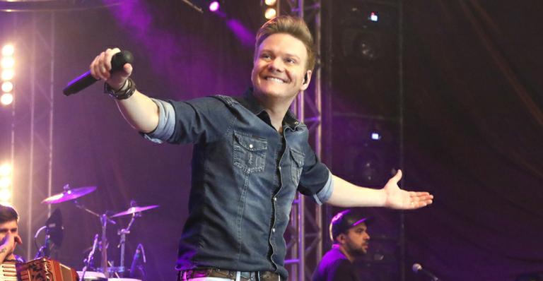 Michel Teló festeja ida para o ‘The Voice Brasil’: “Que honra”