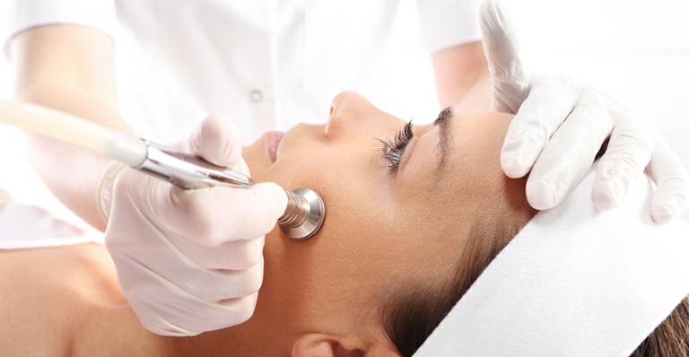 Peeling de diamante: conheça o procedimento estético que ajuda a diminuir as rugas e manchas