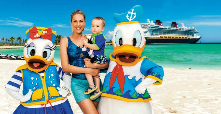 Ana Hickmann e seu herdeiro, Alexandre Jr., fazem cruzeiro dos sonhos nas Bahamas