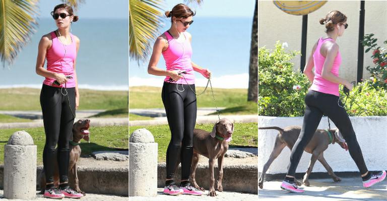 Sophie Charlotte passeia com o cachorro e deixa corpinho em evidência