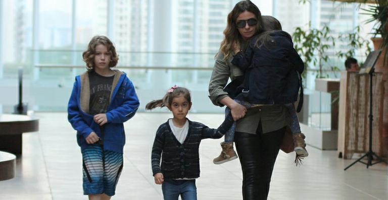 Giovanna Antonelli curte cinema com os filhos