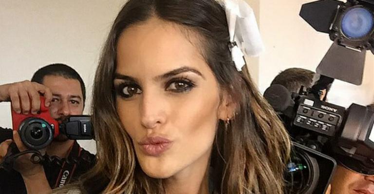 Izabel Goulart posa sensual enrolada em lençol após desfile na Paris Fashion Week